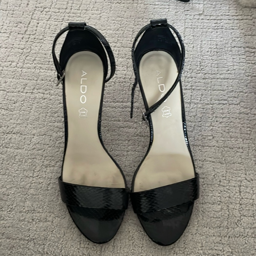 Aldo heels in great condition. Fun snakeskin print.